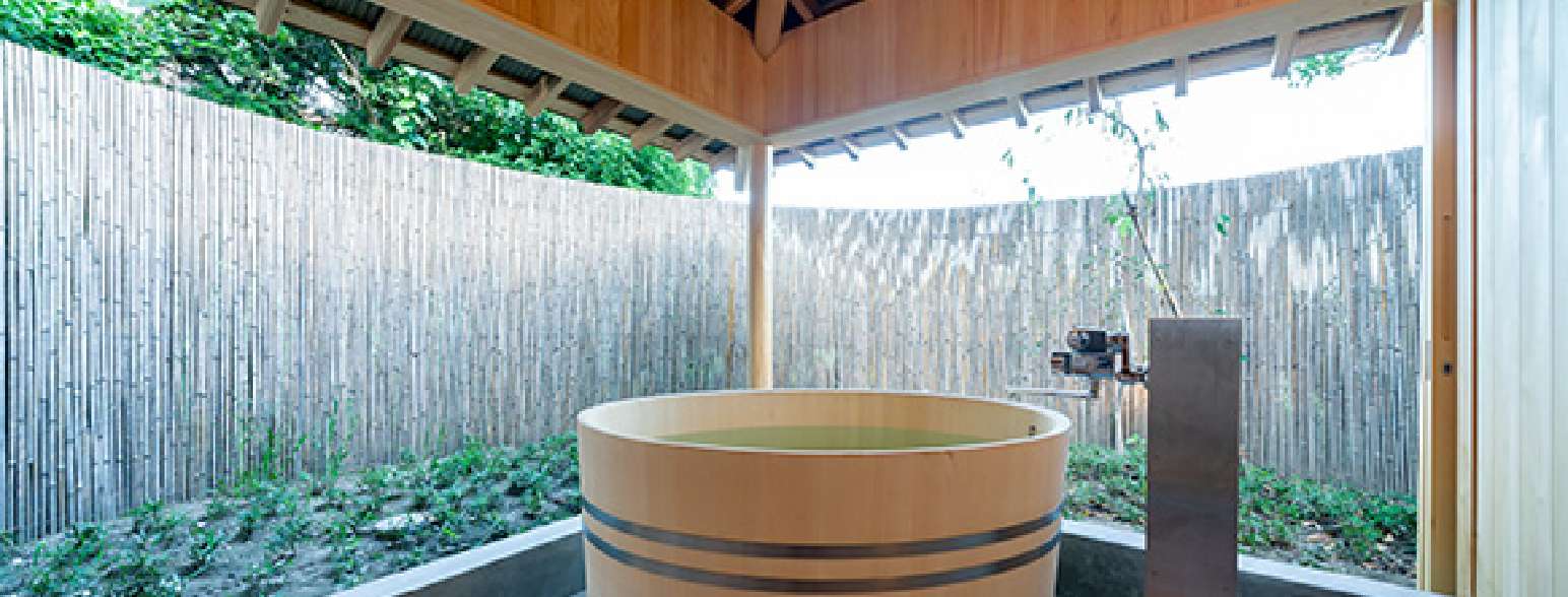 Feel free to stretch out in the open-air bath in the cypress bathtub.